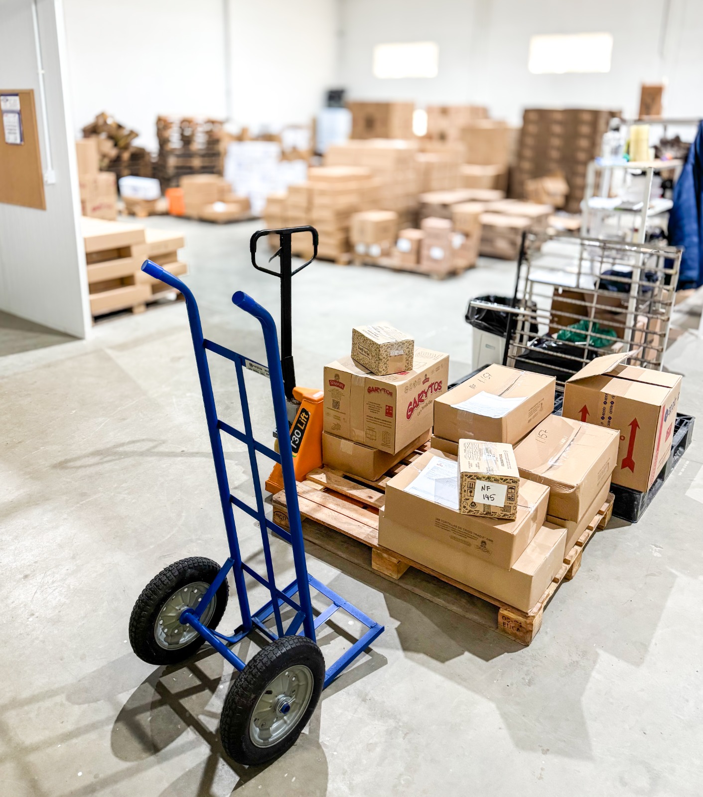 Produtos embalados e organizados para expedição